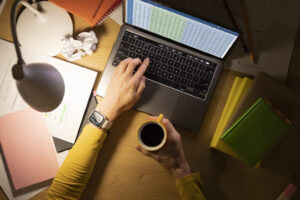 Mulher criando site profissional sem saber programar