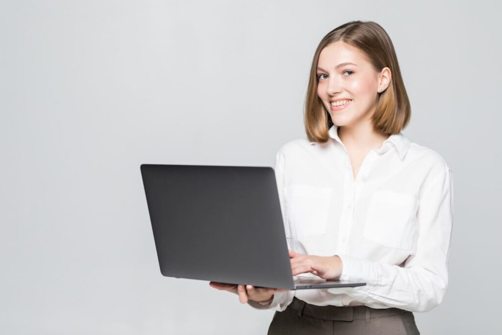 Empreendedora exibindo seu site institucional em um notebook